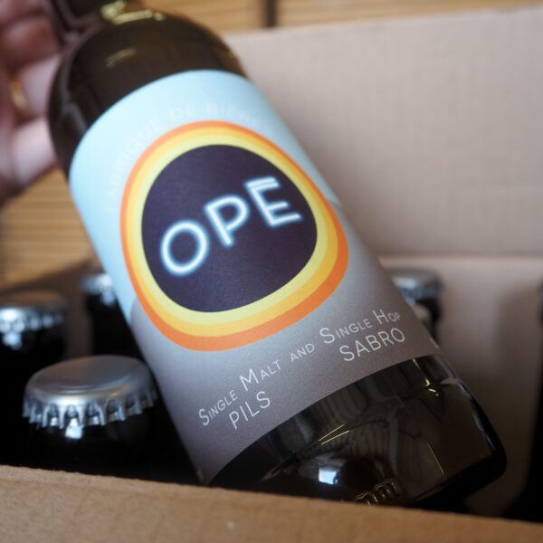 photo zoomée d'une bouteille de bière OPÉ Single Malt and Single Hop